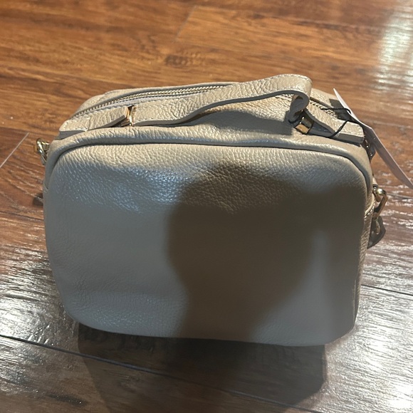 Cheval Firenze Italian leather handbag tan internal and external zip pockets.NWT - Picture 5 of 10